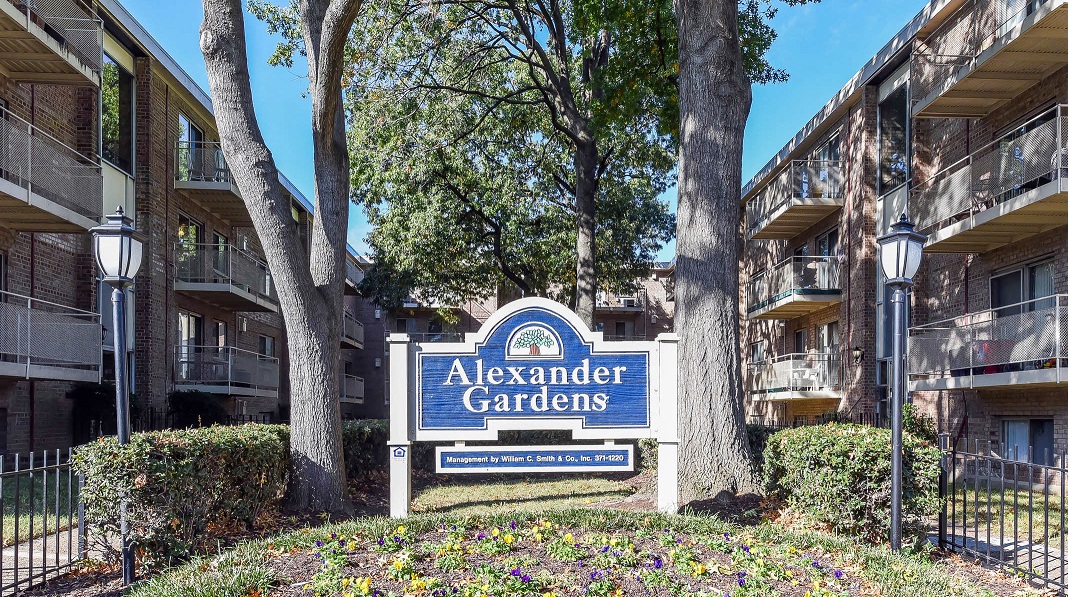 Alexander-Gardens-Monument-Sign